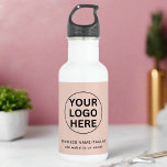 Garrafa Logotipo comercial profissional - Marca cor-de-ros<br><div class="desc">Mantenha-se na moda e hidratado com nossa Garrafa de água de aço inoxidável com o logotipo profissional da empresa Blush cor-de-rosa. Esta garrafa de água elegante e durável apresenta um acabamento cor-de-rosa pincelado chic e pode ser personalizada com o seu logotipo, fazer-a um item de promocional perfeito ou presente corporativo....</div>