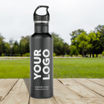 Garrafa Logotipo e texto personalizados em preto<br><div class="desc">Anuncie com o logotipo, o slogan, o nome da empresa, o site ou outro texto personalizado em uma garrafa de água de aço inoxidável preta com marca. Substitua o logotipo de exemplo e o texto por seu na barra lateral. Os logotipos brancos ou claros funcionarão melhor com o fundo escuro....</div>