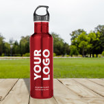 Garrafa Logotipo e texto personalizados em vermelho<br><div class="desc">Anuncie o logotipo, o slogan, o nome da empresa, o site ou outro texto personalizado em uma garrafa vermelha de água de aço inoxidável. Substitua o logotipo de exemplo e o texto por seu na barra lateral. Os logotipos brancos ou claros funcionarão melhor com o fundo escuro. Seu símbolo de...</div>