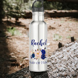 Garrafa Madrinha de casamento Floral de Casamento bonito A<br><div class="desc">Frasco de água, de aço inoxidável, com Madrinha de casamento de , de pêssego azul bonito. Perfeito para os presentes favoritos da madrinha de casamento. Este frasco pode ser facilmente personalizado alterando o nome. O design tem um belo design floral azul e pêssego com o nome escrito em uma fonte...</div>