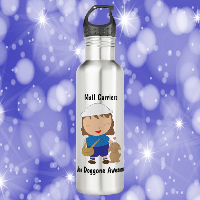 Garrafa Mail Carrier Female Doggo Incrível (A water bottle featuring a female postal worker with a dog & says, Mail Carriers Are Doggone Awesome)