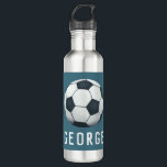 Garrafa Meninos Jovens do Esporte Azul Moderno<br><div class="desc">Esta garrafa de água de aço fofa e moderna apresenta uma ilustração da bola de futebol com um fundo azul e espaço para você adicionar seu nome e número de camisa (ou idade!). Perfeito para amantes do esporte ou um atleta promissor. Excelente para crianças ou adultos, o presente perfeito de...</div>