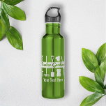 Garrafa Mestre Gardener Moderno Personalizado<br><div class="desc">O design do produto apresenta ferramentas de jardinagem e plantas.Esta ilustração original com texto personalizado faz uma garrafa de água moderna e única para o polegar verde,  amante de jardinagem,  paisagista profissional e muito mais!</div>