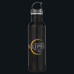 Garrafa Modern Black & Dourado 2024 Texas Total Eclipse So<br><div class="desc">Apresentando nossa camiseta personalizada de Eclipse Solar Total Dourada 2024 do Texas, um na moda e uma peça comemorativa para este raro evento celeste. esta camisa captura a elegância e o entusiasmo do eclipse solar total. Com o ano de 2024 exibido com ousadia, juntamente com a localização do Texas, ele...</div>