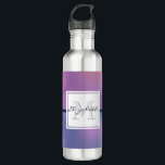 Garrafa Monograma de Abstrato Roxo e Rosa Modernos<br><div class="desc">Garrafa de água monogramada com um fundo na moda moderno. Cores cor-de-rosa e roxo girando em torno de criar um efeito elegante de gradiente. Um quadrado em camadas acima com seu dentro de texto.</div>