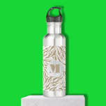 Garrafa Monograma de Impressão em Animais de Beige Chic<br><div class="desc">Uma garrafa de água de na moda apresenta um padrão de impressão em bege e branco e em animais selvagens,  acentuado com o seu monograma inicial chic. Crie ou dê como presente.</div>