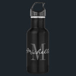 Garrafa Monograma de nome personalizado branco e preto gla<br><div class="desc">Um glamouroso nome personalizado preto e branco, monograma, garrafa de água de aço inoxidável. modelo de tipografia de script elegante com letra inicial de nome personalizado. Adicione seu próprio nome, sobrenome, nome da empresa, lema de negócios etc. Ideia de presente de Natal e aniversário para amigos, família, colegas de trabalho,...</div>