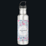 Garrafa Monograma de padrão de Flamingo e abacaxi<br><div class="desc">Uma garrafa de água com um padrão com uma vibração de verão divertida. flamingos e abacaxis cor-de-rosa,  colocados sobre um padrão listrado azul claro com folhas e corações ao redor.</div>