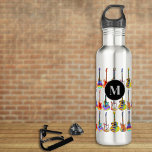 Garrafa Monograma de Padrão de Violão Colorido<br><div class="desc">Um presente de ideias para professores de música, guitarristas, músicos e estudantes de música. Guitarras elétricas engraçadas, guitarras acústicas e guitarras semiacústicas padrão em frasco de água monograma personalizado preto em cores brilhantes da pop vibrante. Fácil de personalizar usando o modelo de nome e inicial do monograma. Esta divertida design...</div>