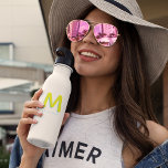 Garrafa Monograma de Retrô de Groovy de Corte Moderno<br><div class="desc">Ei, adolescentes da moda! Mantenha-se hidratado no estilo com a nossa Garrafa de Água de Aço Inoxidável Zazzle com um nome personalizado design de Monograma em amarelo vibrante e lacrimejo! 💦 personalizar com seu próprio nome e abraçar as vibrações retrorreflectoras. Feita de aço inoxidável durável, esta garrafa de água é...</div>