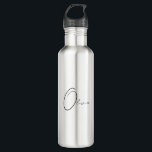 Garrafa Monograma Elegante Simples com Classe de Nome Pers<br><div class="desc">Aumente a sua experiência de hidratação com a nossa garrafa de água de Monograma Simples Elegante Personalizada Clássica. Esta garrafa de água moderna e minimalista foi projetada para aqueles que apreciam as coisas mais bonitas da vida. Apresentando seu monograma único, ele adiciona um toque pessoal aos seus rituais diários. Em...</div>