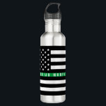 Garrafa Monograma militar da bandeira americana da Linha<br><div class="desc">Esta garrafa de água é a escolha perfeita para atividades dos esportes. As características de design uma bandeira americana preto e branco com uma listra verde no centro e um nome para que você personalize em uma tipografia branca moderna. A escolha perfeita para aqueles nas forças armadas, na guarda florestal...</div>