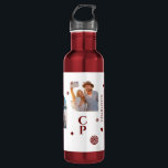 Garrafa Monograma Nome 3 Foto Colagem Moderna<br><div class="desc">Monograma Name 3 Photo Collage Trendy Modern Water Bottle apresenta uma colagem fotográfica de três de suas fotos favoritas com seu nome personalizado e monograma em elegante burgundy script. Personalize editando o texto nas caixas de texto fornecidas. Perfeito para aniversário, Natal, Dia de as mães, Dia de os pais, melhores...</div>