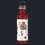 Garrafa Monograma Nome 3 Foto Colagem Moderna<br><div class="desc">Monograma Name 3 Photo Collage Trendy Modern Water Bottle apresenta uma colagem fotográfica de três de suas fotos favoritas com seu nome personalizado e monograma em elegante burgundy script. Personalize editando o texto nas caixas de texto fornecidas. Perfeito para aniversário, Natal, Dia de as mães, Dia de os pais, melhores...</div>