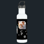 Garrafa Monograma Nome 3 Foto Colagem Moderna<br><div class="desc">Monograma Name 3 Photo Collage Trendy Modern Water Bottle apresenta uma colagem fotográfica de três de suas fotos favoritas com seu nome personalizado e monograma em um elegante roteiro branco sobre fundo preto. Personalize editando o texto nas caixas de texto fornecidas. Perfeito para aniversário, Natal, Dia de as mães, Dia...</div>