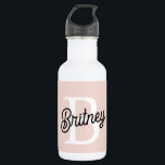 Garrafa Monograma Personalizado Moderno e Nome Pastel Rosa<br><div class="desc">Apresentamos o nosso Monograma Personalizado Moderno e o Nome Garrafa de Água Rosa Pastel, um na moda e acessório prático para ficar hidratado em qualquer lugar. Esta garrafa de água apresenta um design moderno em rosa pastel macio, personalizado com seu monograma e nome para um toque personalizado. Perfeito para exercícios...</div>