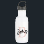 Garrafa Monograma Personalizado Moderno e Nome Pastel Rosa<br><div class="desc">Apresentamos o nosso Monograma Personalizado Moderno e o Nome Garrafa de Água Rosa Pastel, um na moda e acessório prático para ficar hidratado em qualquer lugar. Esta garrafa de água apresenta um design moderno em rosa pastel macio, personalizado com seu monograma e nome para um toque personalizado. Perfeito para exercícios...</div>
