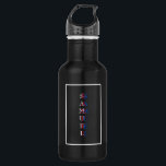 Garrafa Monograma Vertical Moderno Branco Preto<br><div class="desc">Apresentamos a nossa garrafa de água moderna e ousada, com um design de monograma vertical feito a partir de letras sobrepostas em cores marcantes. A paleta de cores vibrante e a composição única fazem deste design uma peça sobressalente, perfeita para aqueles que querem fazer uma declaração de na moda. Personalize-o...</div>