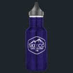Garrafa Montanha Aspen Colorado do esqui do vintage<br><div class="desc">A estada hidratada no esqui inclina-se com esta garrafa de água feita sob encomenda monogrammed da montanha do esqui do vintage. Decorado com uma montanha coberto de neve do esqui, uns pólos de esqui rústicos e 3 linhas de seu texto - seus cidade do esqui, monograma ou nome e ESQUI...</div>
