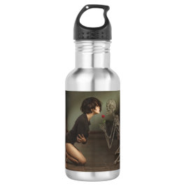 Garrafa Morte e jovem mulher