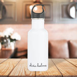 Garrafa Na moda Monograma | Script Branco Minimalista Mode<br><div class="desc">Um simples na moda personalizado design de monograma em uma tipografia informal escrita manual em preto e branco monocromático em greve. O monograma pode ser facilmente personalizado para fazer um design tão único quanto você! A tendência perfeita para o presente ou acessório de qualquer ocasião.</div>