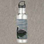 Garrafa Nadação Pelicana na Fotografia da Água<br><div class="desc">Você gosta de pássaros? Você gosta de garrafas de água do tema da natureza? Esta garrafa d'água tem uma fotografia de um pelicano marrom apreciando nadar na água.</div>