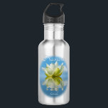 Garrafa Namaste Refletindo Lotus Flor e Nome Yoga Pequeno<br><div class="desc">Esta garrafa de água bonito foi projetada tendo em mente amantes de ioga. Apresenta um design de sereno com uma flor de lótus branca e amarela refletindo em água com ondas e ondulações e um fundo azul claro do céu ou cor de azure. A legenda diz "Namaste" com um espaço...</div>