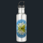 Garrafa Namaste Refletindo Lotus Flower & Name Yoga<br><div class="desc">Esta garrafa de água é projetada com aficionados de ioga em mente. Apresenta um belo design com uma flor branca de lótus refletindo em água com ondas e ondulações e um fundo azul-céu ou de cor azul-azure. A legenda diz "Namaste" com um espaço para o seu nome. Excelente para a...</div>