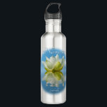Garrafa Namaste Serene Refletindo Lotus Flower & Name Yoga<br><div class="desc">Esta garrafa de água é projetada tendo em mente ioga aficionados. Apresenta um design sereno com uma flor branca de lótus refletindo em água com ondas e ondulações e um fundo azul-céu ou azul-azure. A legenda diz "Namaste" com um espaço para o seu nome. Excelente para aulas de ioga, ginástica,...</div>