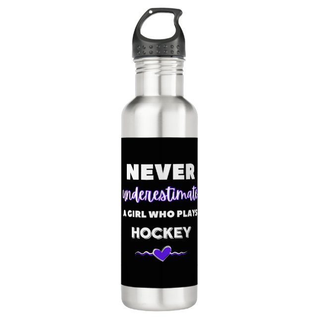 Garrafa Never underestimate a girl who plays hockey. (Frente)