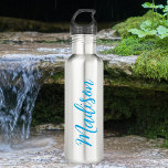 Garrafa Nome Azul Brilho em Script Manuscrito Personalizad<br><div class="desc">Uma garrafa bonito de água inox monográfica azul brilhante e clara para uma garota que ama presentes simples e escritos à mão. Belo roteiro cursivo ao lado da sua garrafa soletrando seu nome em legal tipografia.</div>