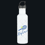 Garrafa Nome Azul de Script Personalizado do tênis<br><div class="desc">Garrafa de água de aço inoxidável personalizada,  azul-marinho e branca,  com um monograma de raquete-tênis,  em uma letra elegante e fofa de escrita caligráfica,  com um plano de fundo de rede sutil.</div>