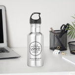 Garrafa Nome comercial personalizado e marca de logotipo<br><div class="desc">A garrafa de água personalizada da marca de aço inoxidável apresenta o design de logotipo profissional da sua empresa, juntamente com o texto do seu nome comercial, slogan, site, localização ou outras informações que podem ser personalizadas. Basta adicionar o logotipo da sua empresa ao espaço de imagem preto redondo e...</div>