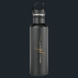 Garrafa Nome das Iniciais do Monograma do Script Dourado P<br><div class="desc">Frasco de água de aço inoxidável personalizado com na moda, com uma elegante sigla de monograma manuscrita, e nome em dourado falso personalizável e cores brancas, repetidas à volta da garrafa para um na moda ou um aspecto profissional na sua escolha de cor da garrafa de água (amostra apresentada a...</div>
