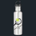 Garrafa Nome de Script Personalizado do Pickleball em<br><div class="desc">Garrafa de água de picleball personalizada com um monograma de pílula e bola e nome personalizado ou texto em uma letra monográfica elegante de script de caligrafia moderna. Presente de excelente para jovens mulheres e raparigas ou jogador de picleball adolescente com um aspecto feminino elegante e sutil e design moderno...</div>