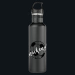 Garrafa Nome de Script Personalizado Soccer Preto Branco<br><div class="desc">Estilo de apagão - nome personalizado de script em toda garrafa de água personalizada de jogador de futebol preto-a-preto e branco com uma elegante impressão personalizada de nome monograma da bola de futebol com caligrafia feminina. Presente de excelente para meninas, adolescentes, mulheres jogadoras de futebol que amam designs modernos e...</div>