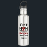 Garrafa Nome do Assistente Médico EMT Personalizado<br><div class="desc">Nossas garrafas de água da mãe da EMT fazem arte e inspiração parte de sua vida cotidiana. Estas garrafas personalizadas legal também são um dos nossos itens mais populares - porque são úteis e pensativos. Isto é perfeito para as mães que têm filhos e filhas que trabalham como paramédicos ou...</div>