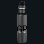 Garrafa Nome do Monograma Moderno Preto e Cinza Personaliz<br><div class="desc">Frasco de água preto e branco personalizado profissional e subdeclarado com um monograma masculino simples e personalizado com duas letras iniciais, e nome que você pode editar em qualquer fonte ou cor para design uma garrafa de água metálica elegante que olha excelente no escritório ou escola em preto e branco...</div>