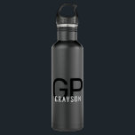 Garrafa Nome do Monograma Moderno Preto e Cinza Personaliz<br><div class="desc">Frasco de água preto e branco personalizado profissional e subdeclarado com um monograma masculino simples e personalizado com duas letras iniciais, e nome que você pode editar em qualquer fonte ou cor para design uma garrafa de água metálica elegante que olha excelente no escritório ou escola em preto e branco...</div>
