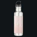Garrafa Nome do Script Chic - Peach Personalizado com Duas<br><div class="desc">Garrafa de água elegante e chic com um fundo de pêssego de duas tonalidades com um nome personalizado em uma fonte moderna,  com script. Maravilhoso como presente de damas de honra,  presente de aniversário,  presente de professor,  favor de festa e muito mais.</div>