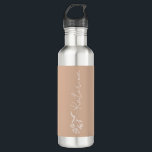 Garrafa Nome Floral Cor-de-Rosa Escamudo Personalizado<br><div class="desc">Apresentando um belo design floral e o seu nome escolhido,  esta garrafa de água dá um maravilhoso presente personalizado para beber em qualquer ocasião!</div>