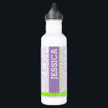 Garrafa Nome Floral Purple Personalizado e Monograma<br><div class="desc">Adicione um pop de cor à sua rotina diária com esta garrafa de água floral roxa personalizada. Projetado com um padrão vibrante inspirado na margarida, ele permite personalizar com seu nome, monograma, e uma mensagem pessoal para um presente que é prático e na moda. Esta garrafa de água é perfeita...</div>