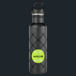 Garrafa Nome Moderno Personalizado do tênis Stainless<br><div class="desc">Garrafa de aço inoxidável preto personalizado com uma bola de tênis e um design de rede com um nome de monograma e texto personalizado,  perfeito para o jogador de tênis ou a mesclagem de equipe.</div>