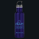 Garrafa Nome Personalizado da Tipografia Azul do Coordenad<br><div class="desc">O Coordenador do Caos Red Typografia Personalizada Water Bottle apresenta um simples design do texto "coordenador do caos" em um divertido roteiro de caligrafia vermelha com seu nome personalizado abaixo. Personalize editando o texto na caixa de texto fornecida. Perfeito para aquela mãe ocupada, professor, gerente da equipe de esportes ou...</div>