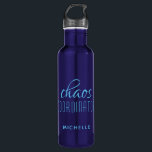 Garrafa Nome Personalizado da Tipografia Azul do Coordenad<br><div class="desc">O Coordenador do Caos Red Typografia Personalizada Water Bottle apresenta um simples design do texto "coordenador do caos" em um divertido roteiro de caligrafia vermelha com seu nome personalizado abaixo. Personalize editando o texto na caixa de texto fornecida. Perfeito para aquela mãe ocupada, professor, gerente da equipe de esportes ou...</div>