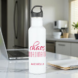 Garrafa Nome Personalizado da Tipografia Vermelha do Coord<br><div class="desc">O Coordenador do Caos Red Typografia Personalizada Water Bottle apresenta um simples design do texto "coordenador do caos" em um divertido roteiro de caligrafia vermelha com seu nome personalizado abaixo. Personalize editando o texto na caixa de texto fornecida. Perfeito para aquela mãe ocupada, professor, gerente da equipe de esportes ou...</div>