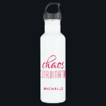 Garrafa Nome Personalizado da Tipografia Vermelha do Coord<br><div class="desc">O Coordenador do Caos Red Typografia Personalizada Water Bottle apresenta um simples design do texto "coordenador do caos" em um divertido roteiro de caligrafia vermelha com seu nome personalizado abaixo. Personalize editando o texto na caixa de texto fornecida. Perfeito para aquela mãe ocupada, professor, gerente da equipe de esportes ou...</div>
