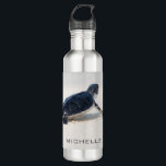 Garrafa Nome Personalizado da Viagem Turtle Beach | Nature<br><div class="desc">Esta design apresenta um fazer de tartaruga bebê é o caminho para o oceano depois de ser nascer. Personalize editando o texto na caixa de texto ou exclua o texto sem nome. #tartaruga #sealife #ocean #seaturtle #leatherback #Beach #sealife #personalizado #nome #cozinha #garrafas d'água #drinque #gifts #addself name</div>