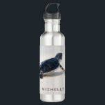 Garrafa Nome Personalizado da Viagem Turtle Beach | Nature<br><div class="desc">Esta design apresenta um fazer de tartaruga bebê é o caminho para o oceano depois de ser nascer. Personalize editando o texto na caixa de texto ou exclua o texto sem nome. #tartaruga #sealife #ocean #seaturtle #leatherback #Beach #sealife #personalizado #nome #cozinha #garrafas d'água #drinque #gifts #addself name</div>