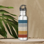 Garrafa Nome Personalizado de Colorção de Praia Colorida M<br><div class="desc">Este design colorido e moderno apresenta um padrão de blocos coloridos em azul e marrom com seu nome personalizado #garrafas d'água #drinkware #personalizedgifts</div>